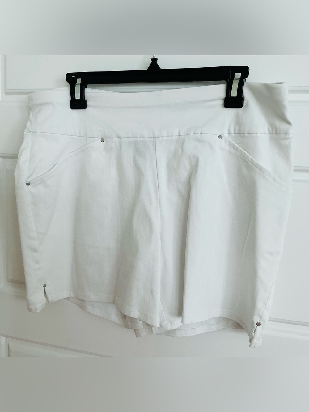 INC. International Concepts Women's Size 14 White Mid-Rise Pull-On Shorts NWT